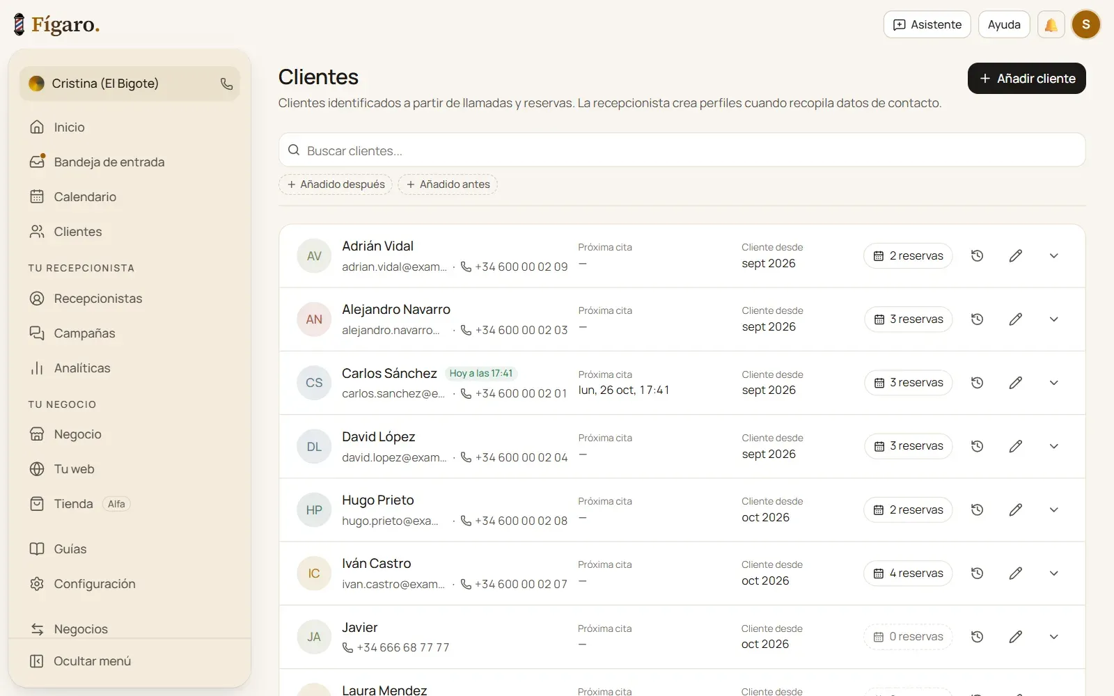 Lista de clientes con sus reservas y datos de contacto
