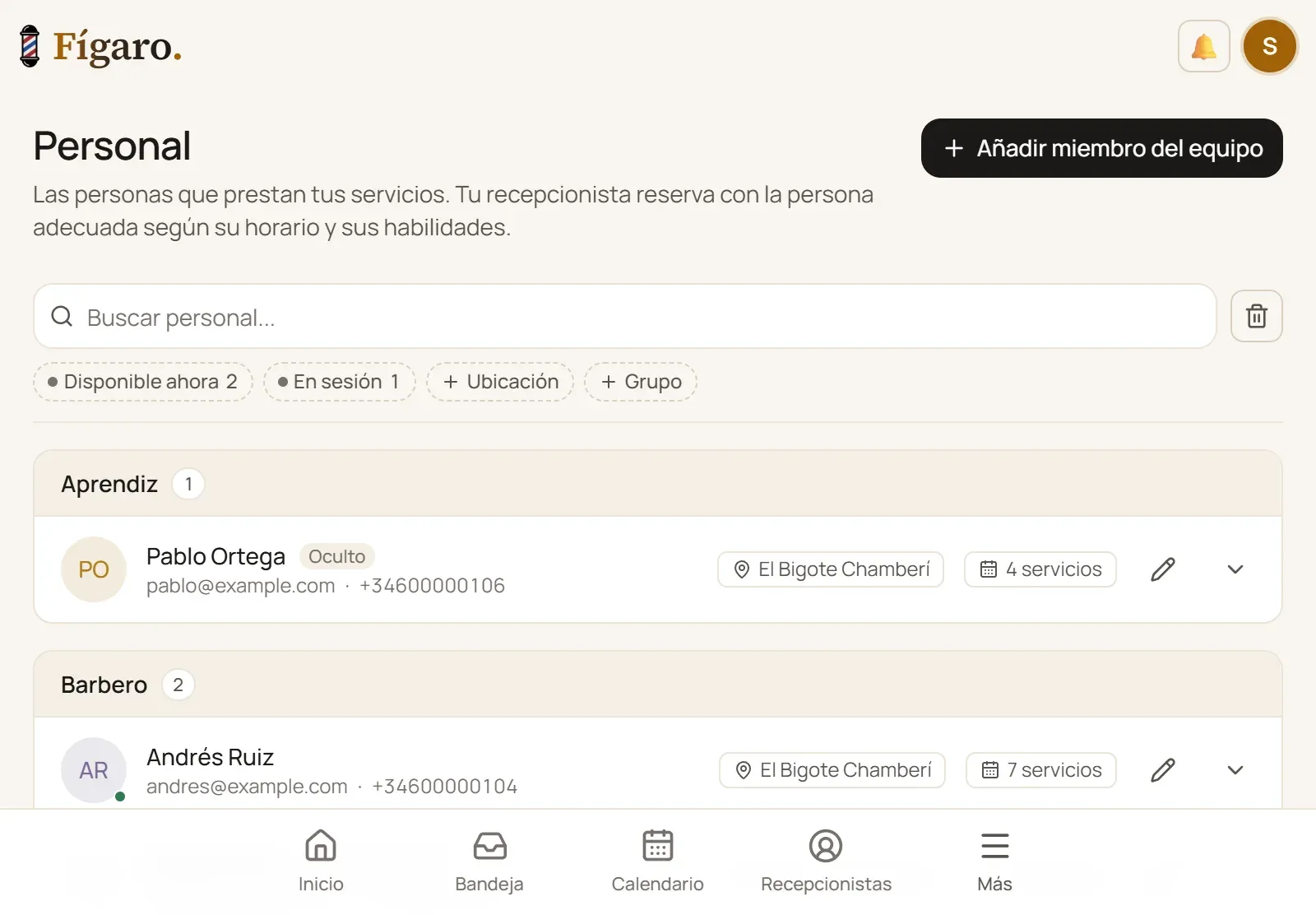 Personal de una barbería en un iPad, con sus locales y servicios